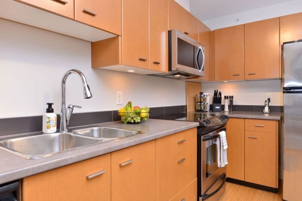 Fully equipped kitchen - Dining table seats 4. High end small appliances.