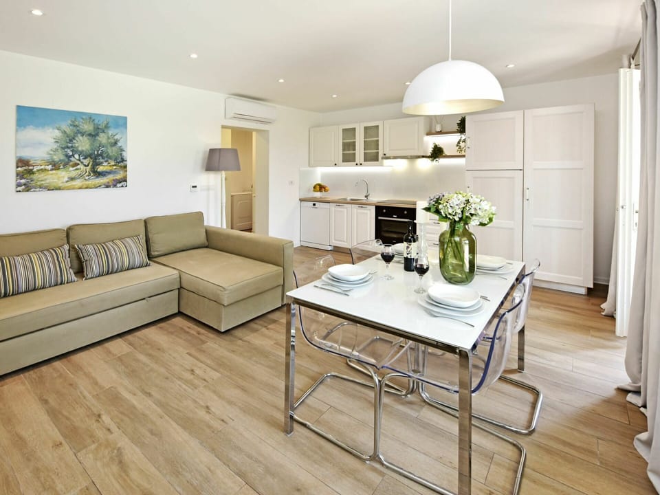 Table, Furniture, Property, Plant, Couch, Living Room, Houseplant, Interior Design, Wood, Floor