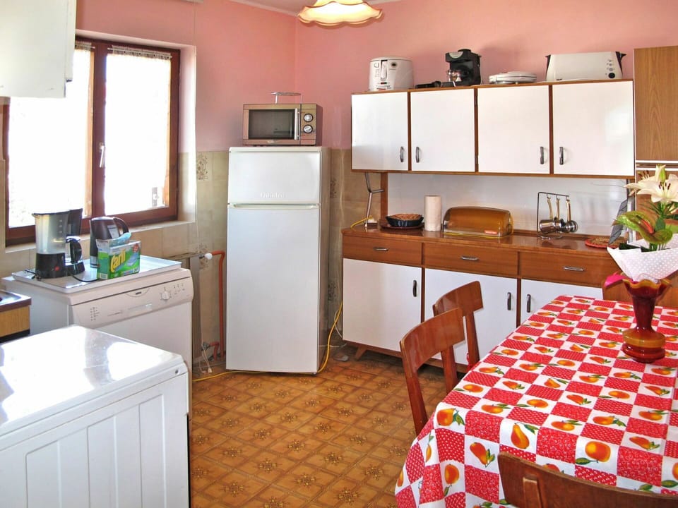 Room, Furniture, Property, Kitchen, Building, Interior Design, Floor, House, Cabinetry, Kitchen Stove