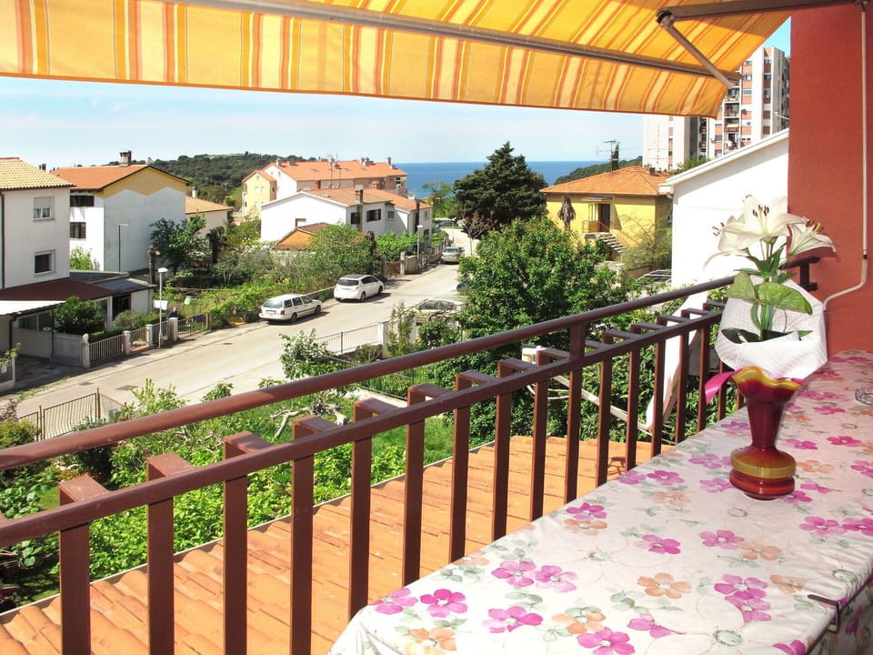 Property, Balcony, Building, Real Estate, Room, House, Resort, Plant, Home, Apartment