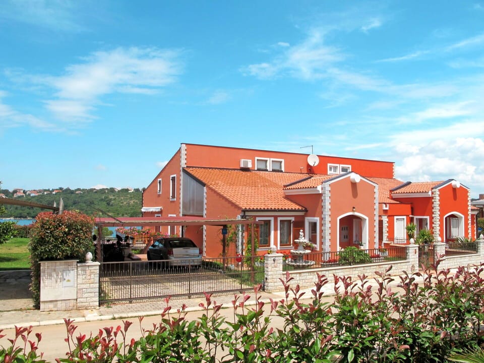 Sky, Cloud, Plant, Flower, Building, Window, House, Land Lot, Residential Area, Rural Area