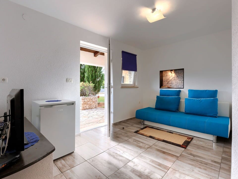 Building, Wood, Interior Design, Couch, Plant, Flooring, Living Room, Floor, Rectangle