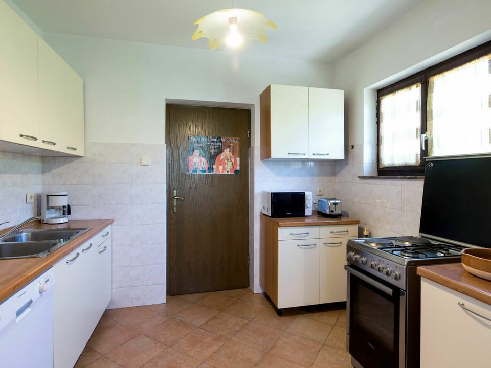 Room, Property, Kitchen, Furniture, Building, Cabinetry, Countertop, Floor, House, Interior Design