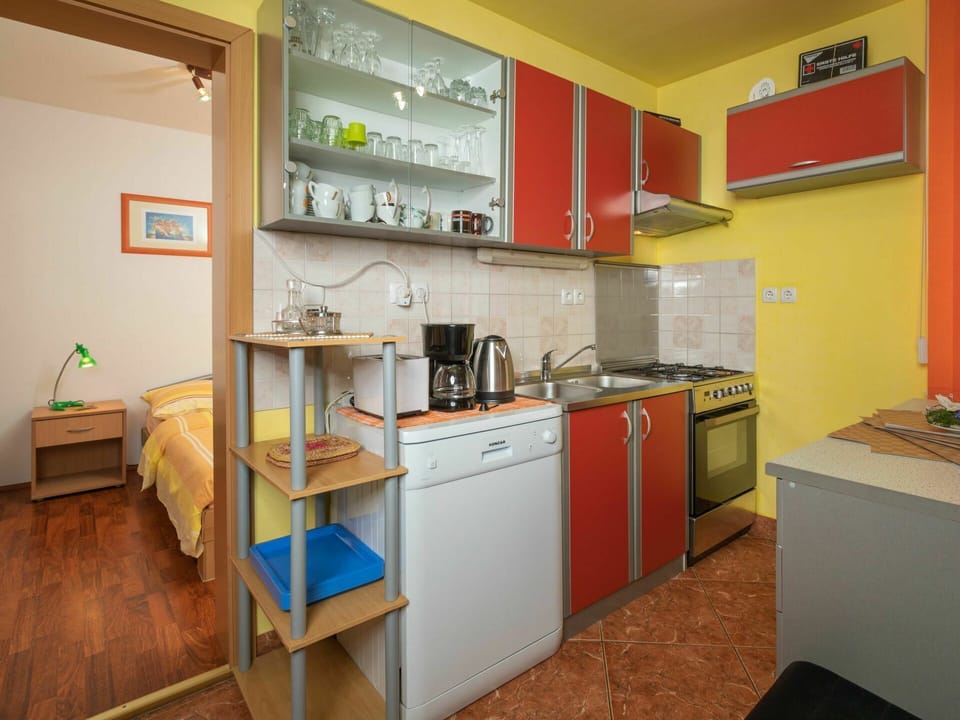 Cabinetry, Property, Countertop, Kitchen Appliance, Kitchen Stove, Kitchen, Home Appliance, Wood, Building, Flooring