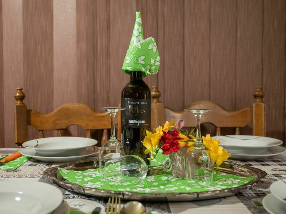 Green, Table, Centrepiece, Dining Room, Room, Tableware, Interior Design, Tablecloth, Brunch, Meal