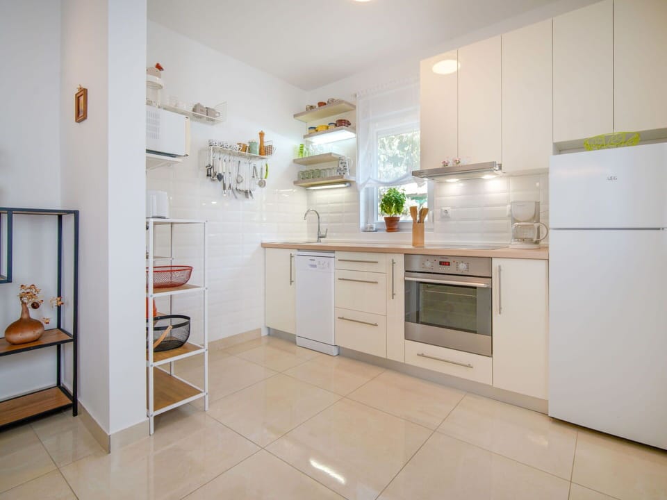 Kitchen Appliance, Kitchen, Major Appliance, Flooring, Countertop, Interior Design, Cabinetry, Wood, Floor, Furniture