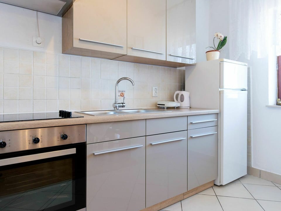 Room, Kitchen, Cabinetry, Property, Furniture, Countertop, Tile, Interior Design, Floor, Kitchen Stove
