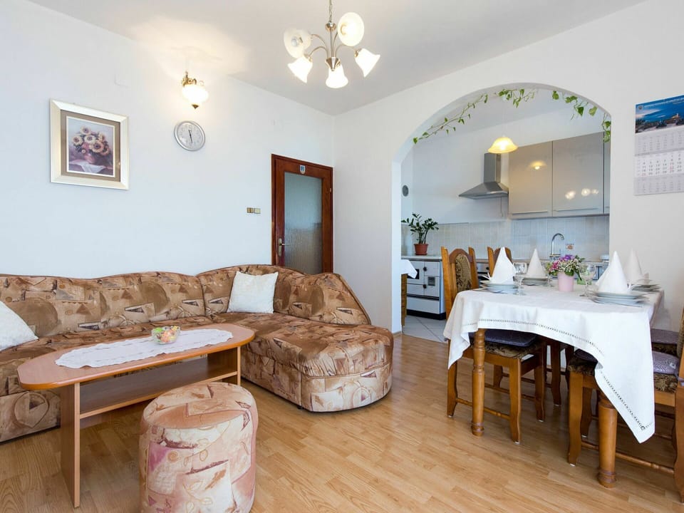 Room, Furniture, Property, Interior Design, Floor, Building, Living Room, Table, Real Estate, Wall