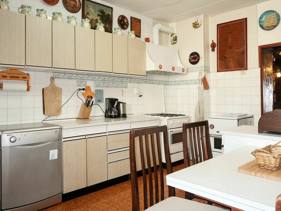 Room, Property, Countertop, Kitchen, Furniture, Cabinetry, Building, Interior Design, House, Floor