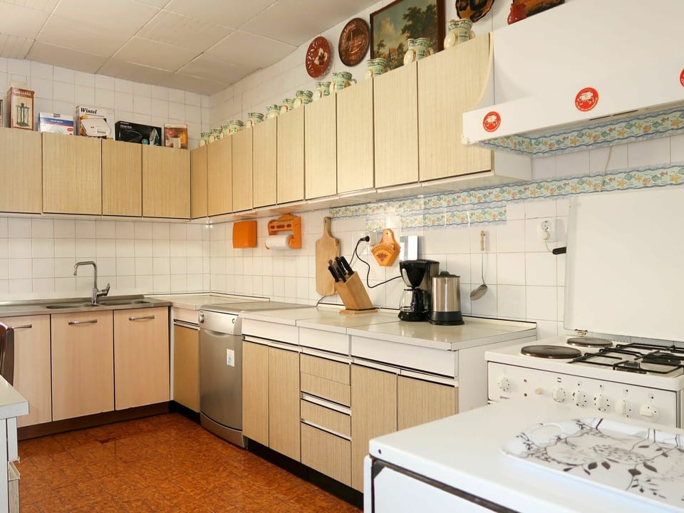 Property, Room, Kitchen, Cabinetry, Furniture, Building, Interior Design, Countertop, House, Ceiling