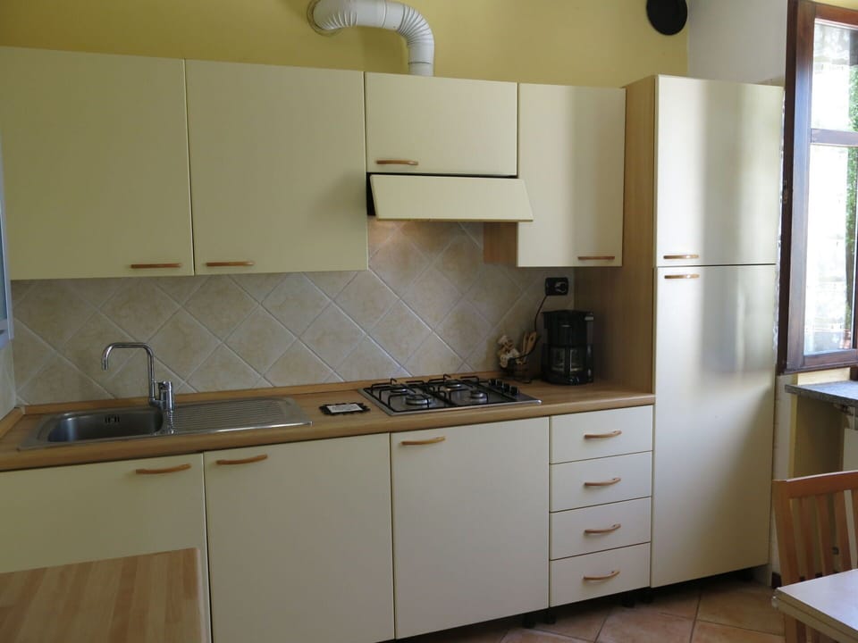 Table, Tableware, Sky, Furniture, Stemware, Wine Glass, Plate, Water, Drinkware, Azure