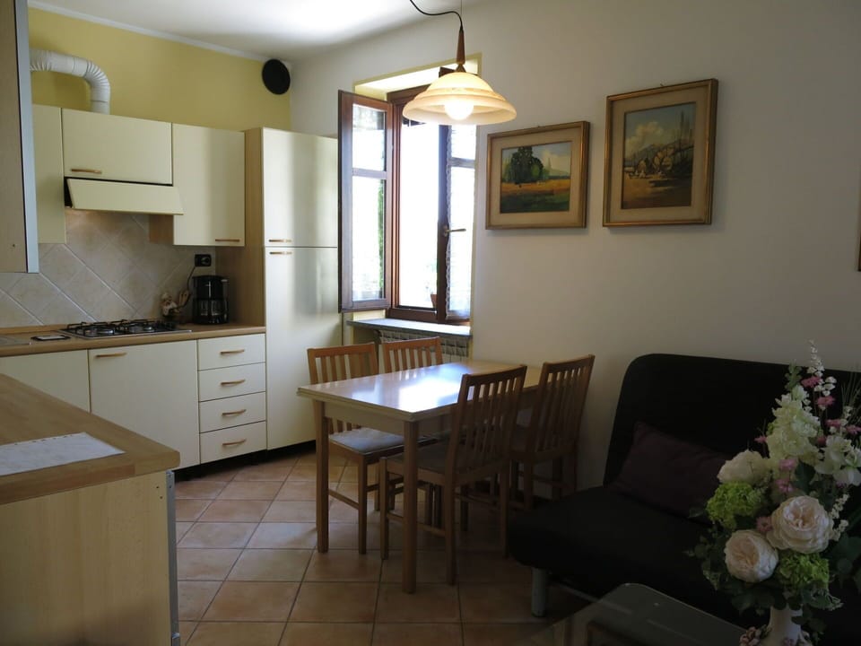 Table, Tableware, Sky, Furniture, Stemware, Wine Glass, Plate, Water, Drinkware, Azure