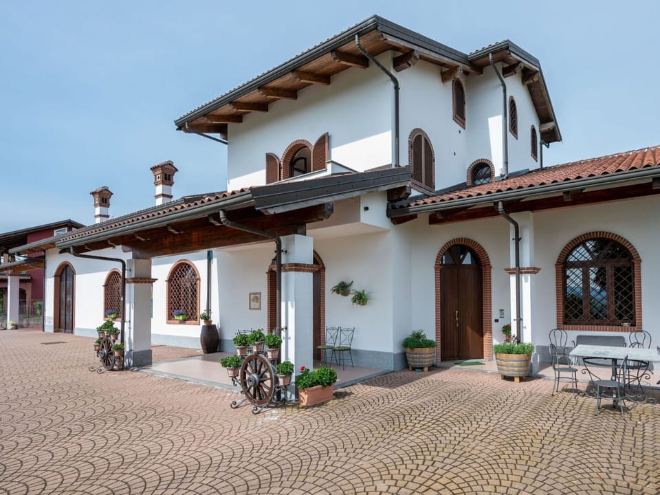 Sky, Plant, Window, Building, House, Door, Residential Area, Landscape, Leisure, Facade