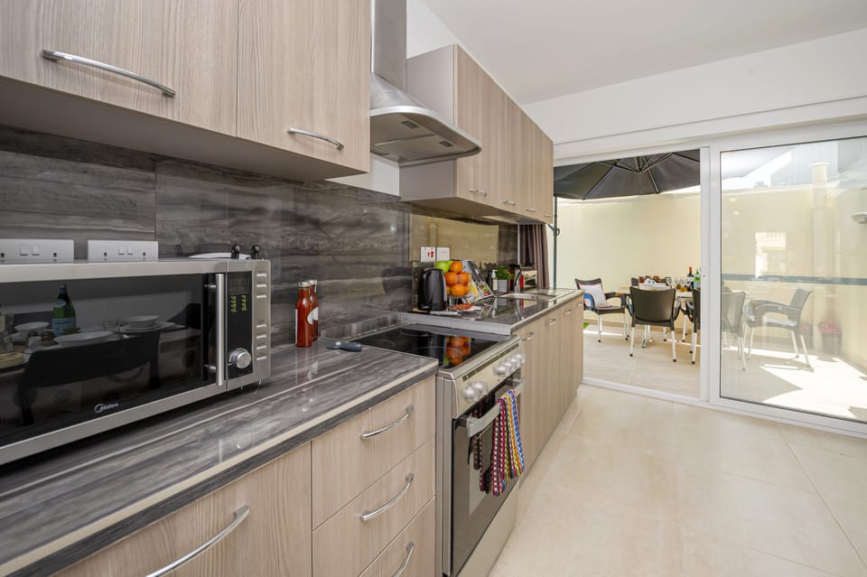 Fully equipped kitchen and dining room