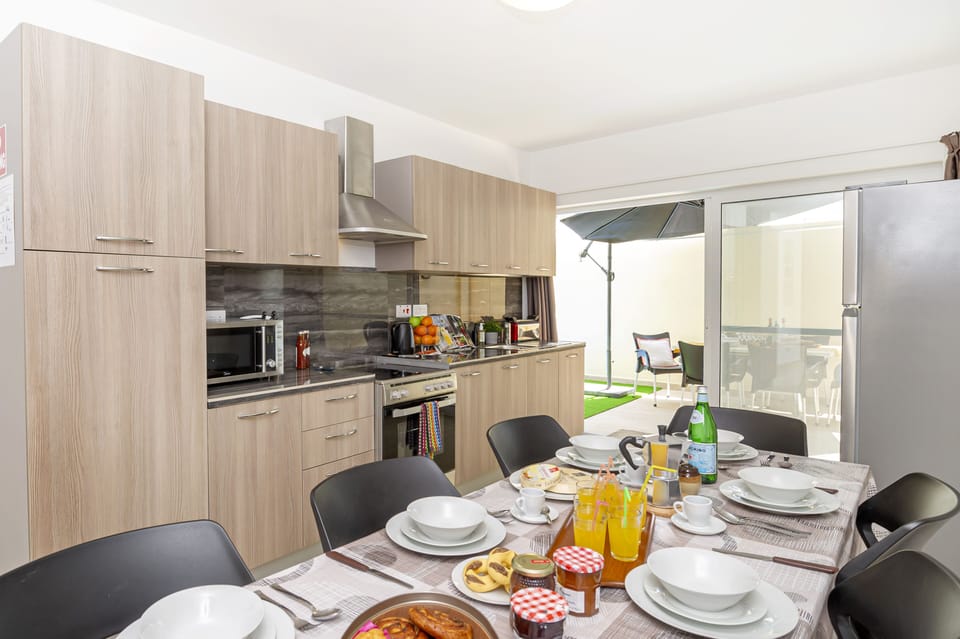 Fully equipped kitchen and dining room
