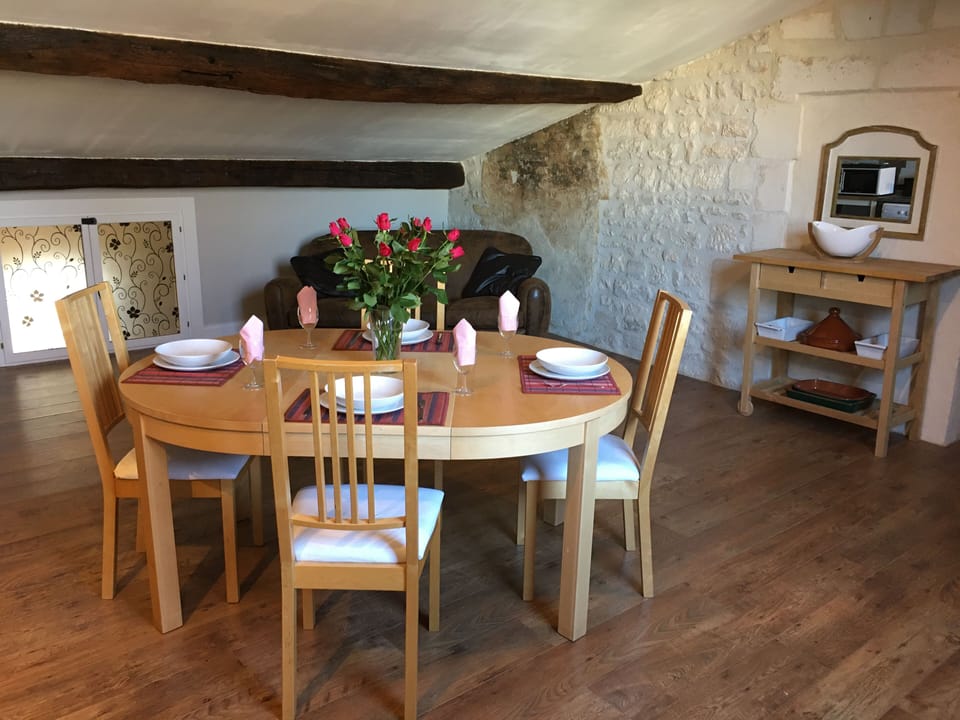 Dining/casual seating