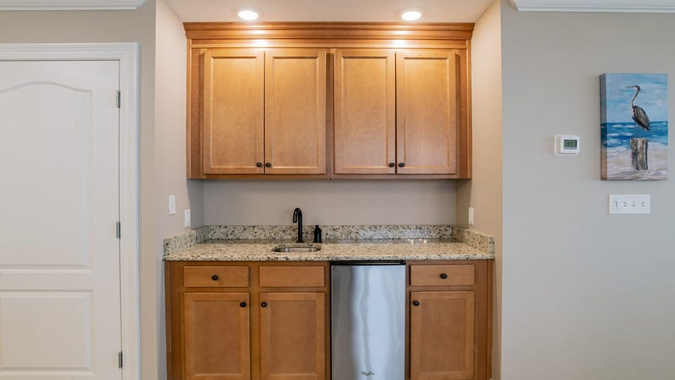 Phoenix Orange Beach 1401 Wet bar with Ice maker