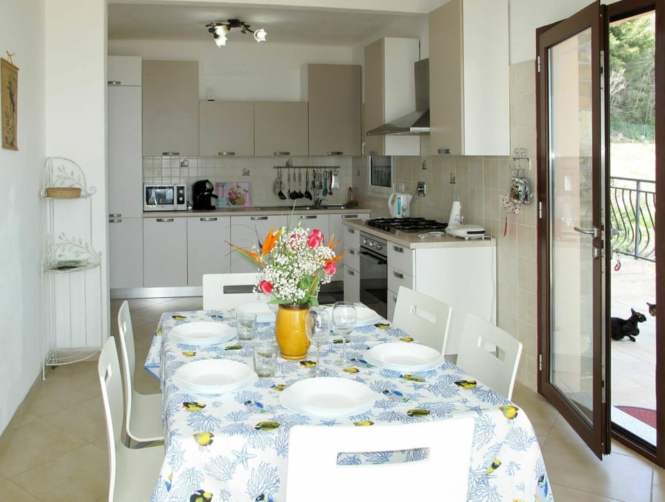 Room, White, Dining Room, Property, Furniture, Interior Design, Building, Table, Home, Yellow