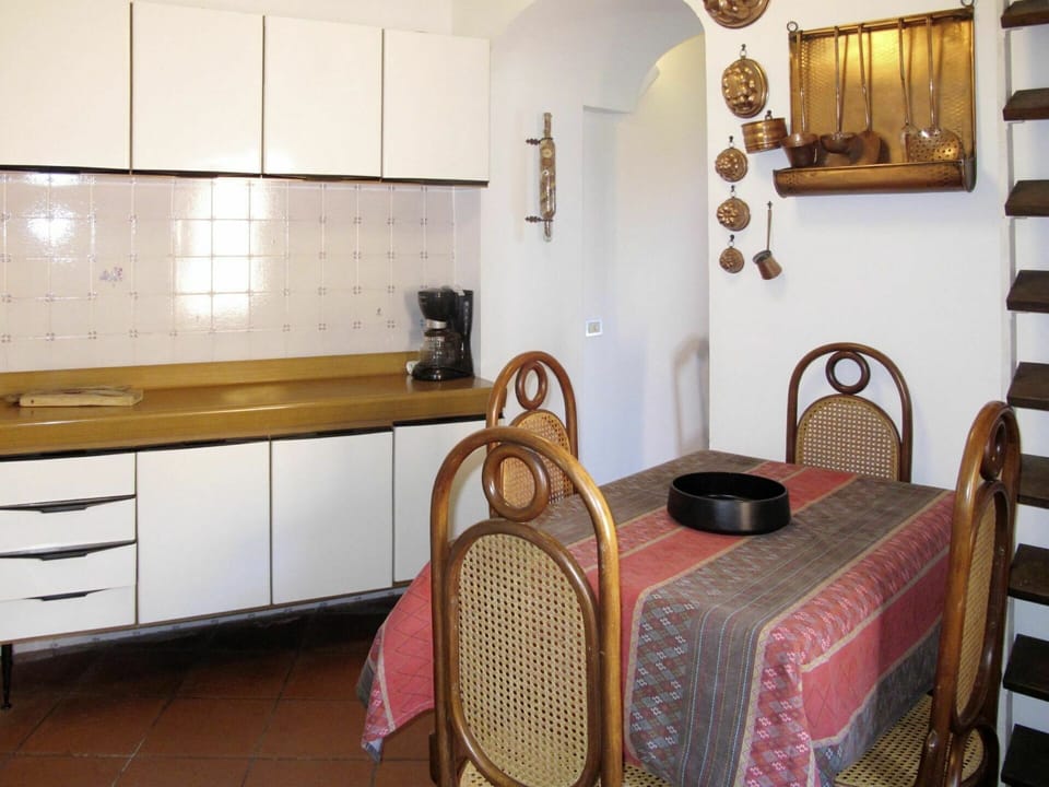 Room, Property, Furniture, Interior Design, Building, House, Real Estate, Floor, Table, Architecture