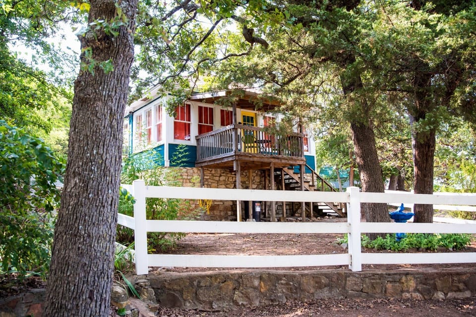 1930s Bluebird Cottage with vintage charm & mountain views—wildlife included!