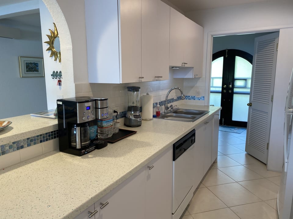 All new countertop appliances and dishes.
Cuisinart coffee maker. K-cup or10 cup