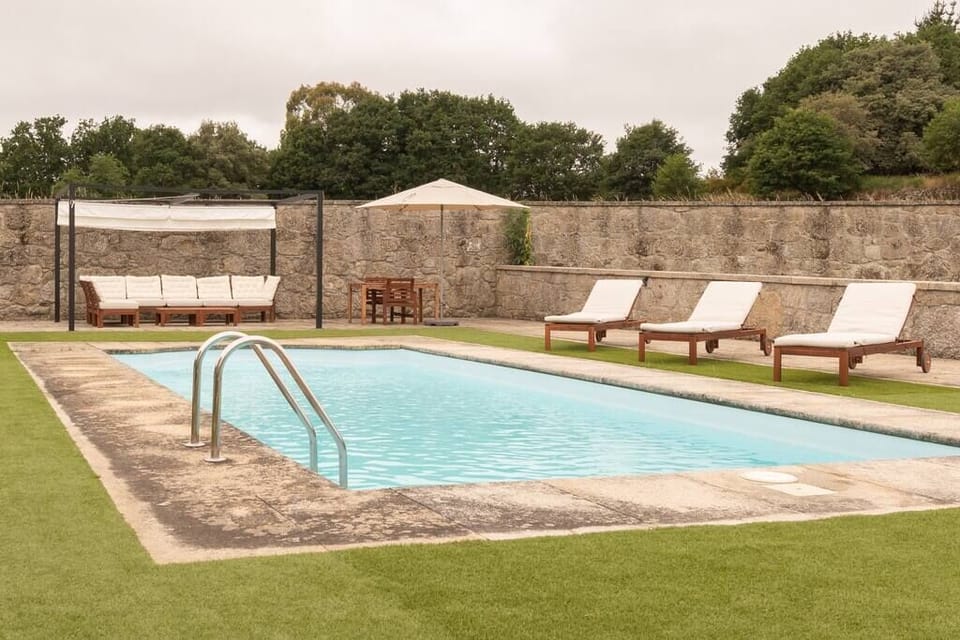 La Piscina y tumbonas