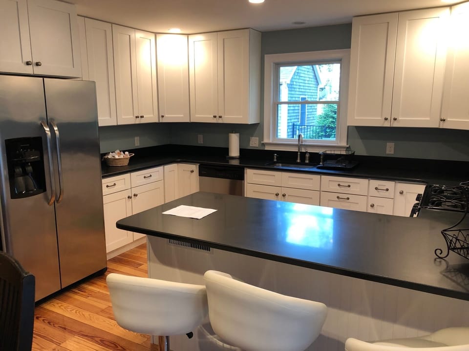 Kitchen with breakfast bar