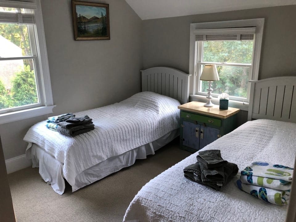Bedroom 3 with 2 twin beds