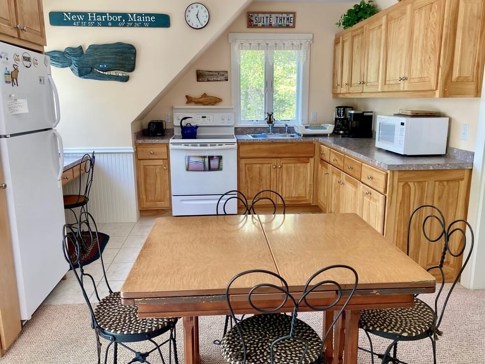Sparkling Clean Fully Equipped Kitchen