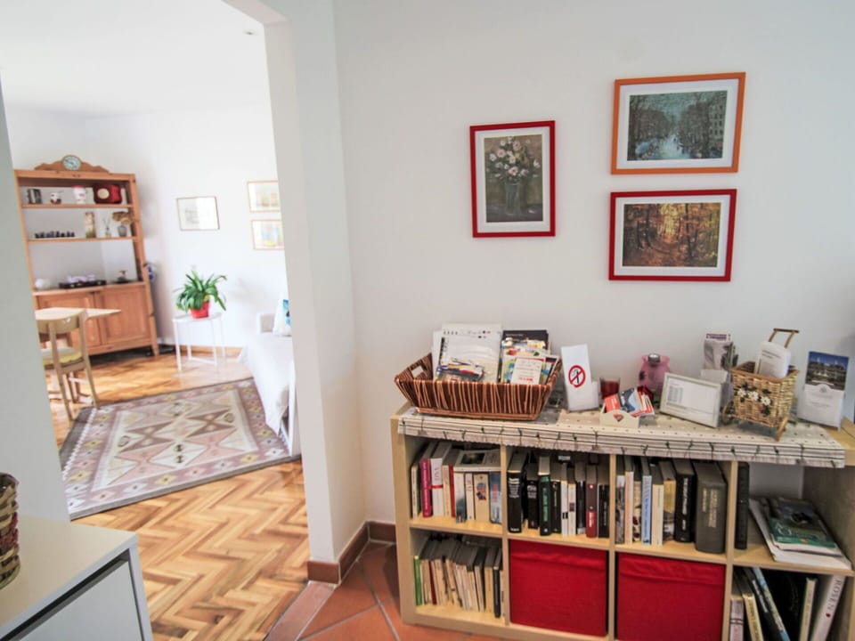 Picture Frame, Wood, Interior Design, Shelving, Wall, Shelf, Living Room, Flooring, Bookcase, Hardwood