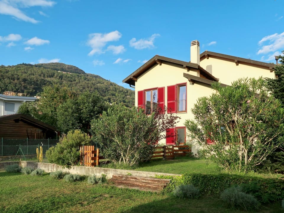 House, Property, Home, Real Estate, Residential Area, Building, Cottage, Sky, Rural Area, Land Lot