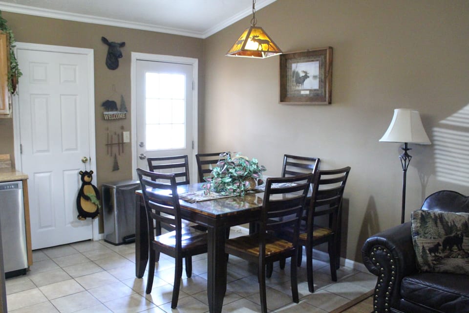 Room for six to dine.