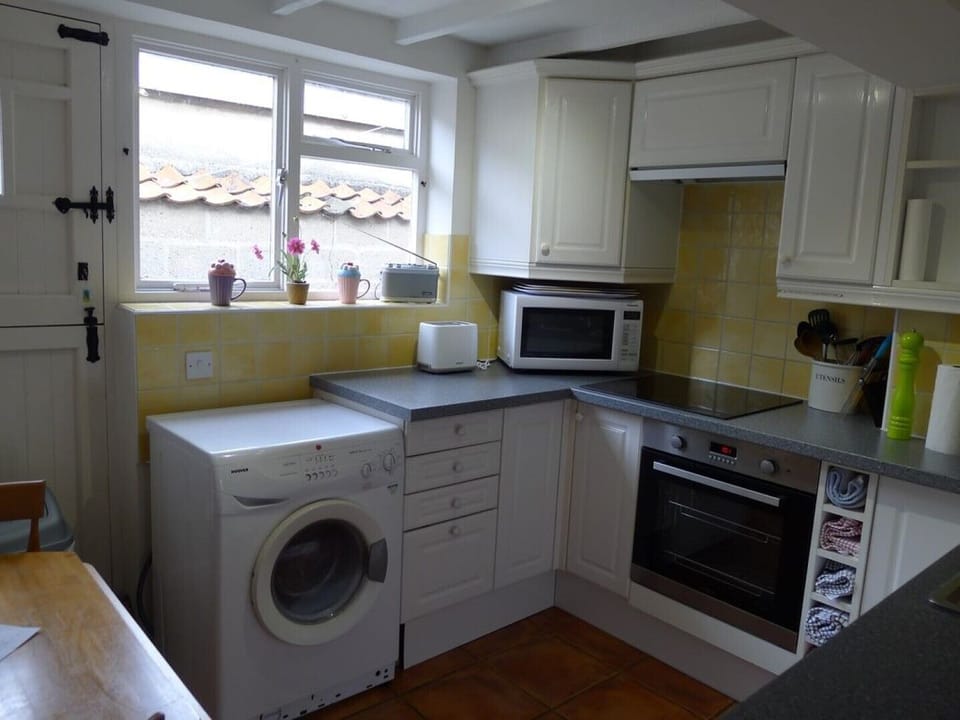 Washer/Dryer. Touch Screen hot plate & Oven. Microwave/Toaster/Kettle/Cafetiere