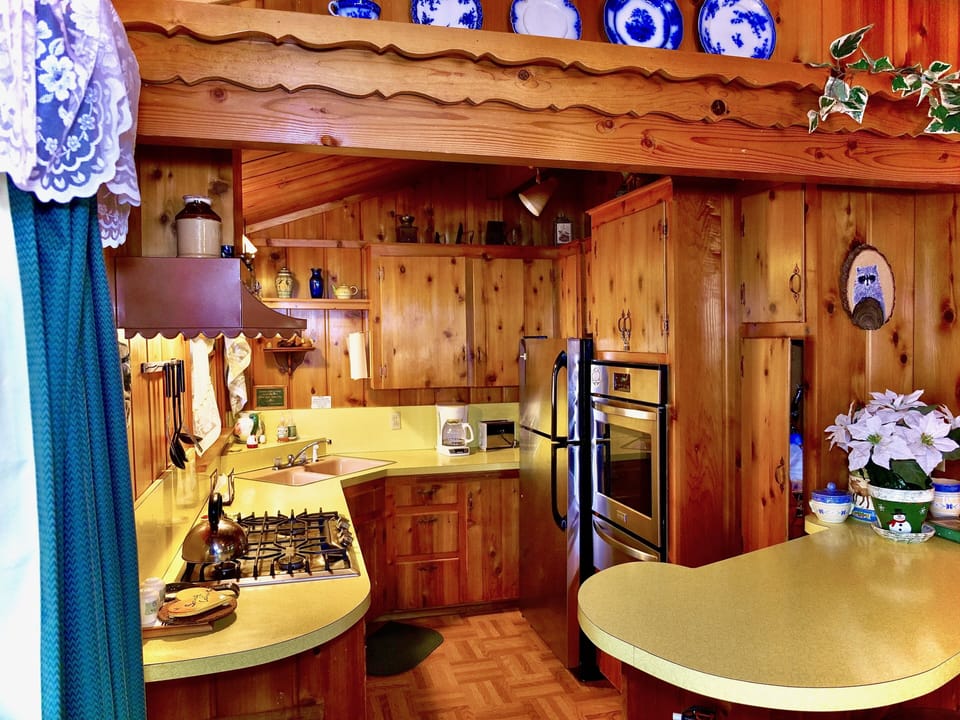Quaint kitchen has everything you need to make a delicious meal. - Quaint kitchen has everything you need to make a delicious meal.