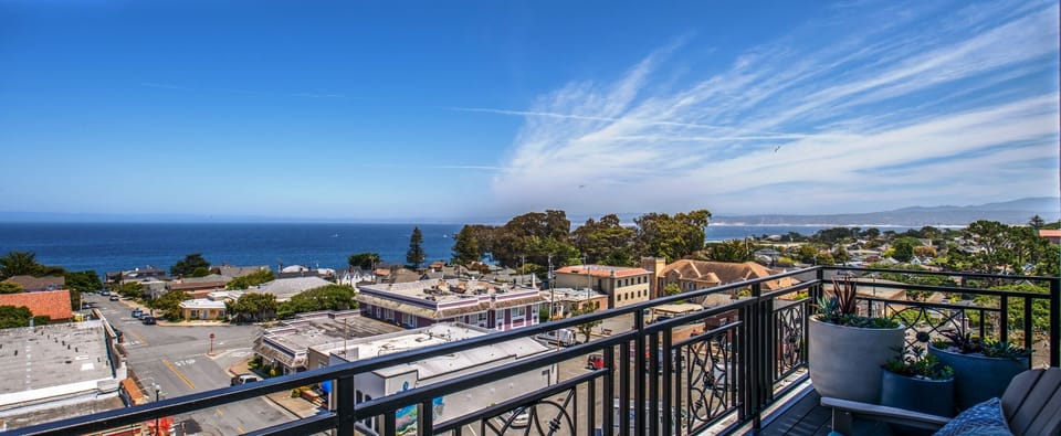 Spectacular View of the Bay and Sunrises from the East Balcony!
