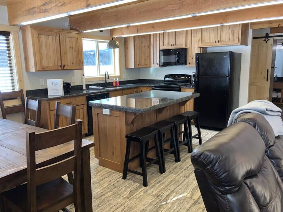 Full Kitchen equipped with basic cooking supplies