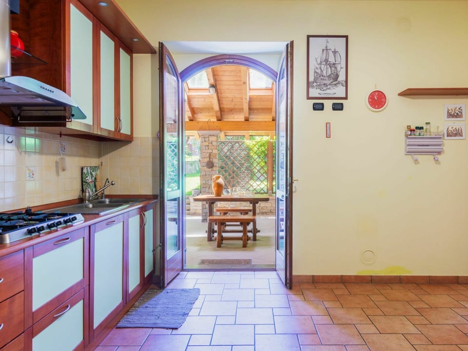 Property, Cabinetry, Countertop, Drawer, Wood, Window, Interior Design, Picture Frame, Architecture, Flooring