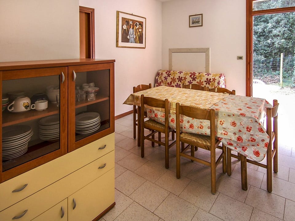 Room, Furniture, Property, Table, Interior Design, Dining Room, Building, Real Estate, Floor, House