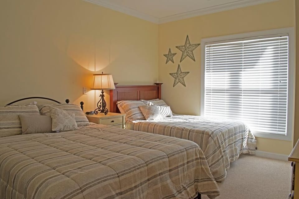 Bedroom 4 with 1 Queen and 1 Full bed