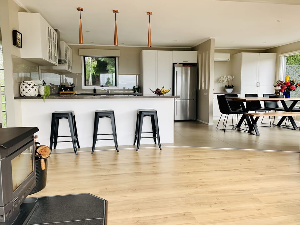 Fire place. Newly renovated spacious kitchen. Incredible Sea and bush views. 