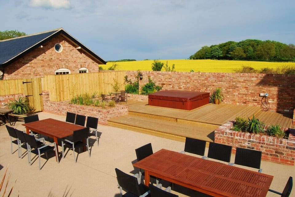 The Courtyard with 8 seater hot tub