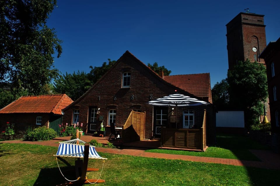 Leuchtturmhaus 1888 Borkum Garten mit Hängematte im Garten 