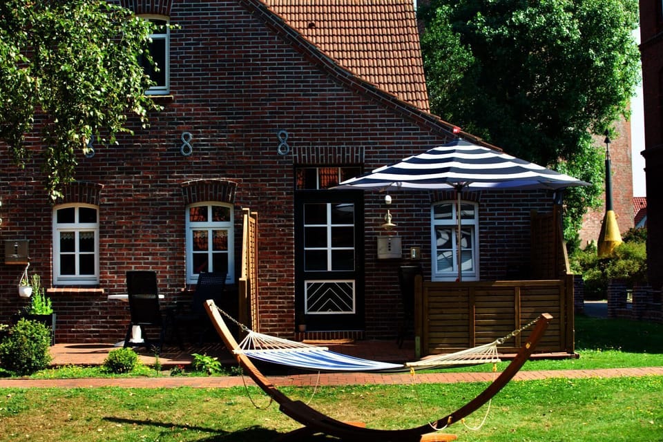 Leuchtturmhaus 1888 Borkum Sonnenterrasse mit Hängematte im Garten 