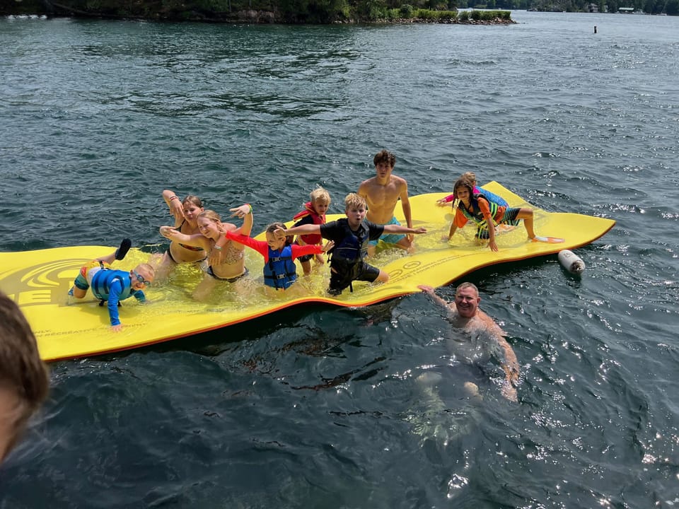 Lily pad-raft (included)