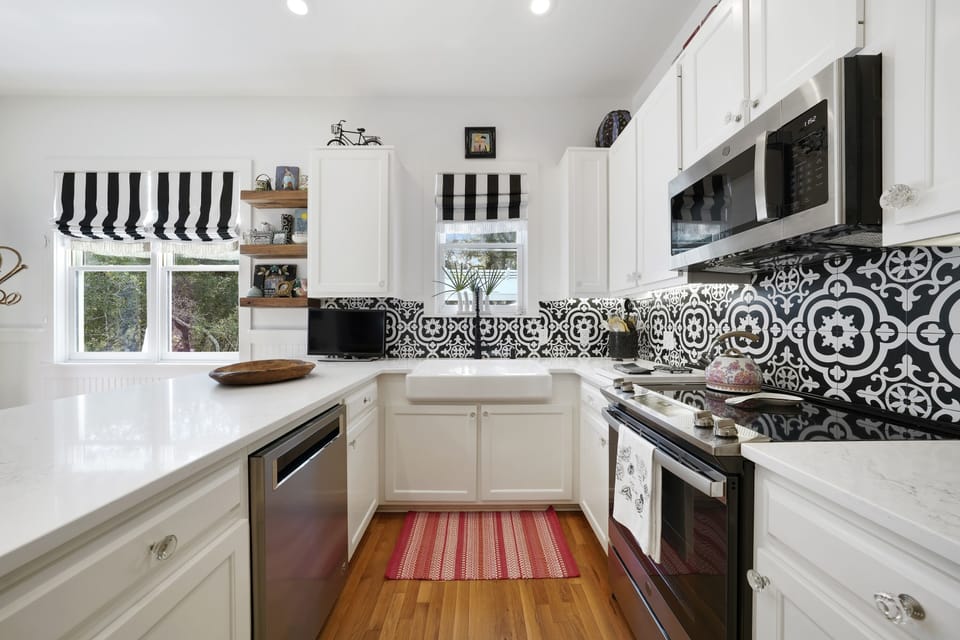 FARMHOUSE SINK AND ALL NEW APPLIANCES!