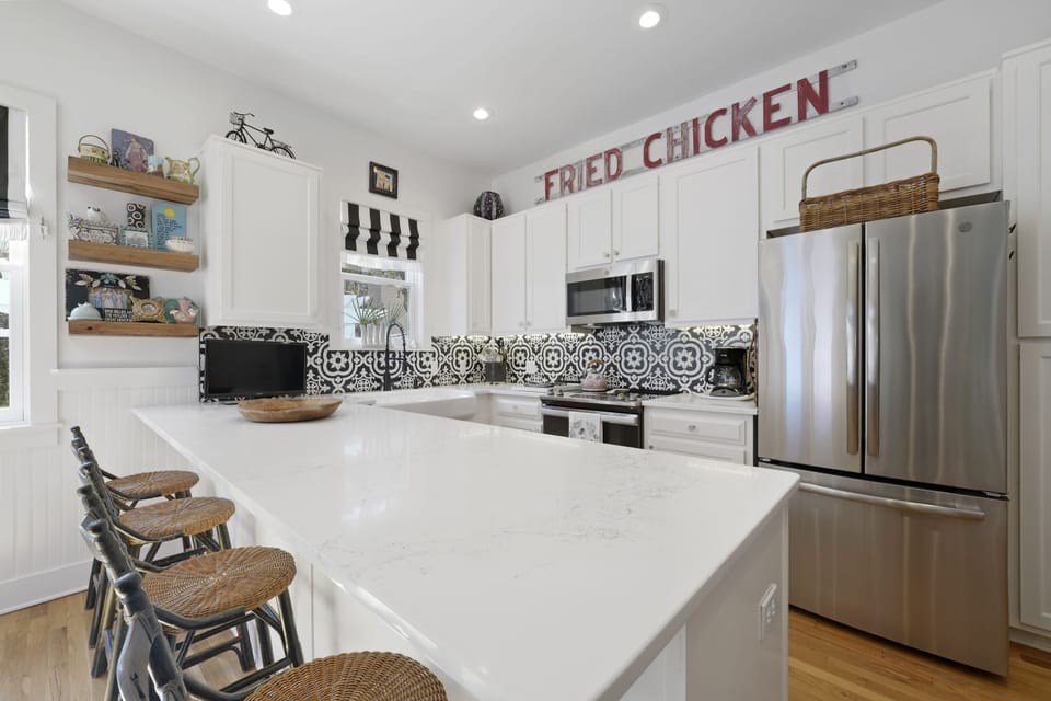 RENOVATED KITCHEN 2022! BAR SEATING FOR FOUR, QUARTZ COUTNERTOPS
