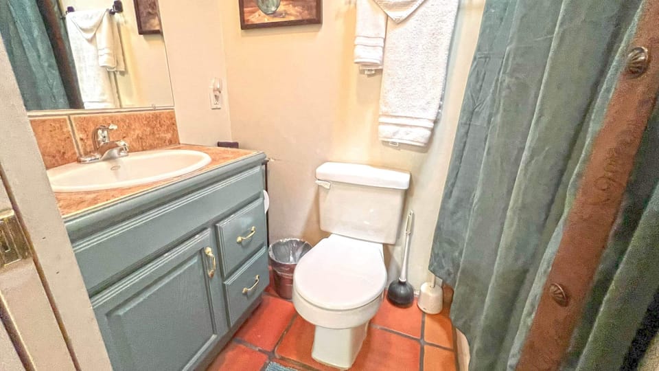 Shower/tub Bedroom 1