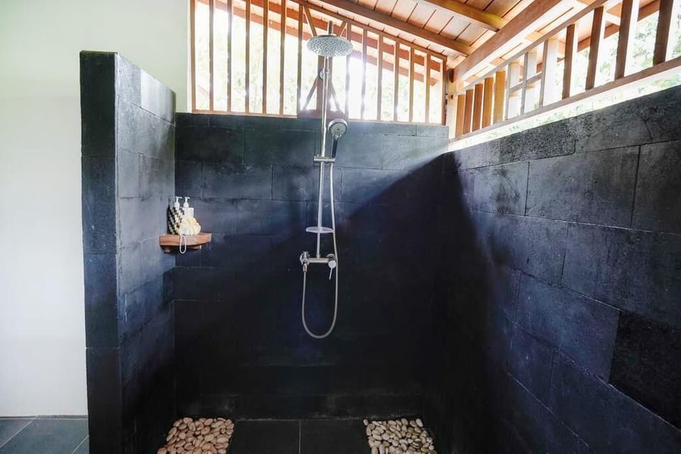 Sunny Luxury Private villa Ubud Facilities at Bathroom