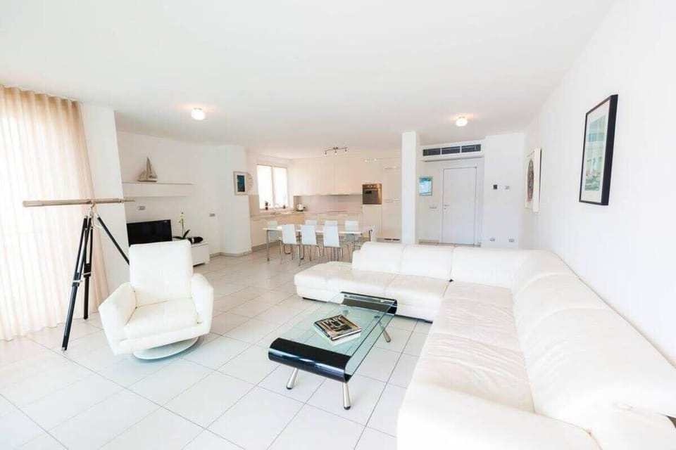 Spacious open plan living, dining and kitchen area