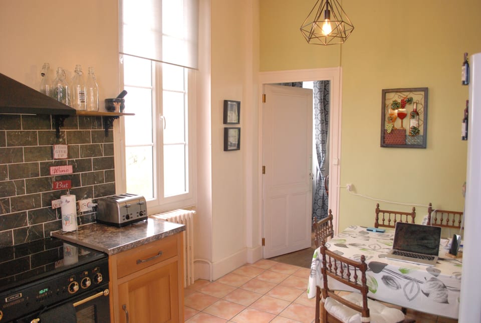 The kitchen has a table with 6 chairs